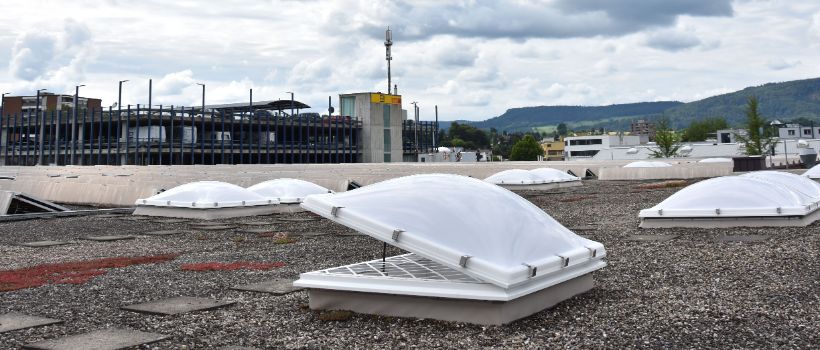 Absturzgitter dienen der Sicherheit aller Personen, die sich regelmässig (Wartung, Unterhalt oder Freizeit/Terrasse)in der Nähe der Oberlichter aufhalten.