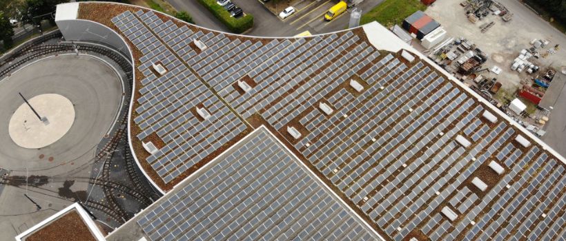 Die Herausforderung, mit dem Portalkran neben der bauseitigen Photovoltaikanlage zu manövrieren,   gelang dem ISBA Montageteam bei laufenden Betrieb des Kunden und im eingeplanten Zeitfenster.