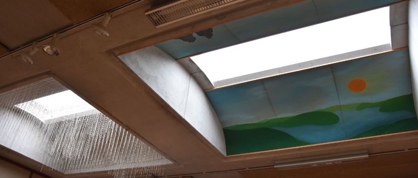 Innenansicht von rechteckigen Lichtkuppeln im Schulhaus Engerfeld, Rheinfelden