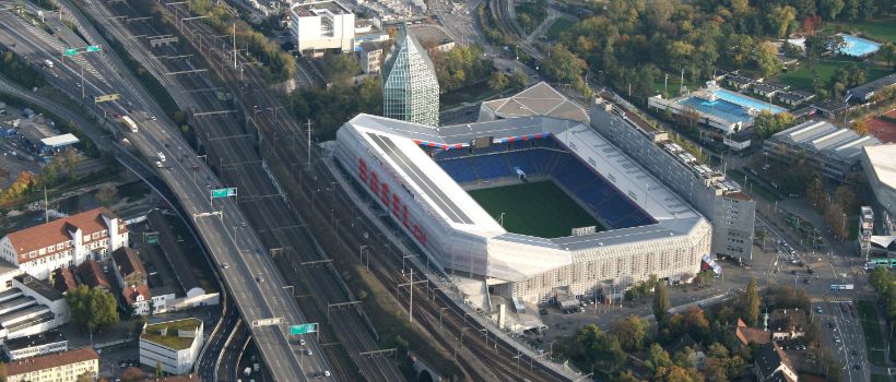 Conception de la façade extérieure du plus grand stade de football suisse "Joggeli" à Bâle avec 3400 coupoles ISBA