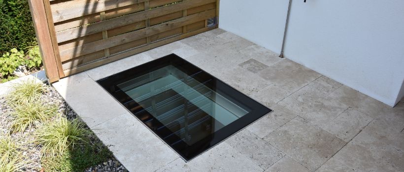 Begehbarer Glasboden auf der Terrasse oberhalb eines Kellers
