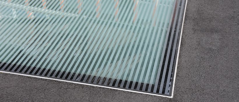 Begehbarer Glasboden im Zentrum von Lausanne - Antirutschbeschichtung für Fussgänger und Velofahrer sowie Autos
