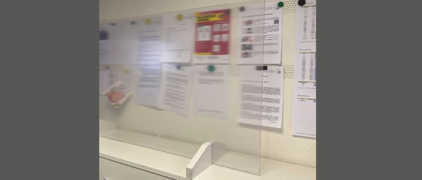 Transparente Trennwand wird mit Schutzfolie bereit gestellt