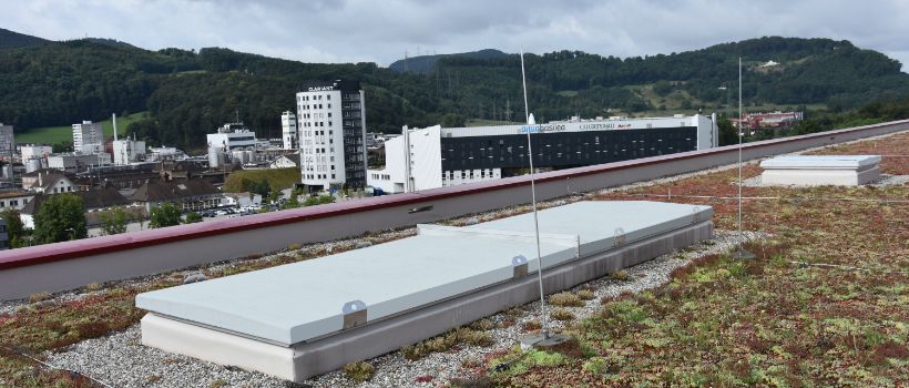 Couvercle rectangulaire démontable (avec ouverture pour passage de matériel en toiture) 