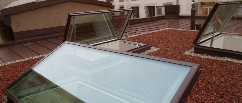 3 Flachdachfenster mit Spindelhubmotor und verdecktem Antrieb, Lausanne