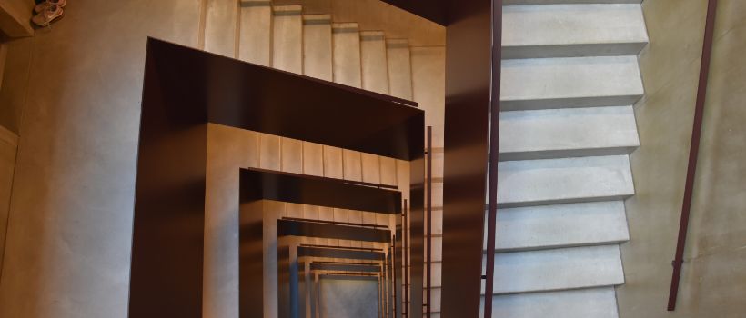 Innenansicht des Treppenhaus mit der Wirkung des Lichteinfalls eines Flachdachfensters von oben