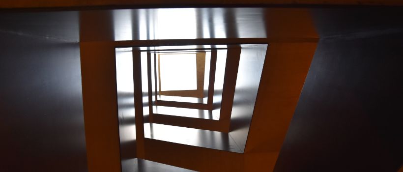 Effet d’incidence de la lumière dans la cage d’escalier d’un bâtiment du Parc Magnolia (prise de vue au rez-de-chaussée)