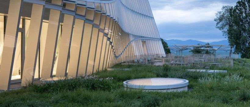 Des fenêtres rondes sur toit plat (FDFR) avec cadres entourent la Maison Olympique à Lausanne