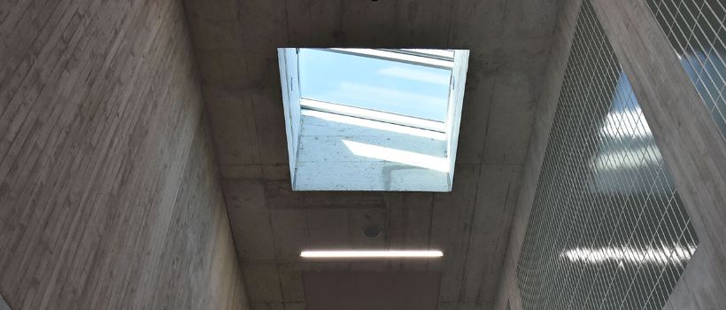 Unsere Flachdachfenster bringen einen angenehmen Tageslichteinfall in die darunterliegenden Gänge 