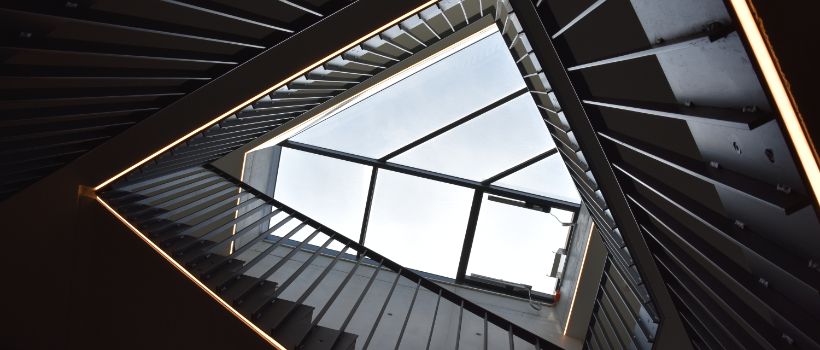 Le lanterneau, réalisé sur mesure, éclaire toute la cage d'escalier à l'intérieur du bâtiment avec beaucoup de lumière du jour….<br/>