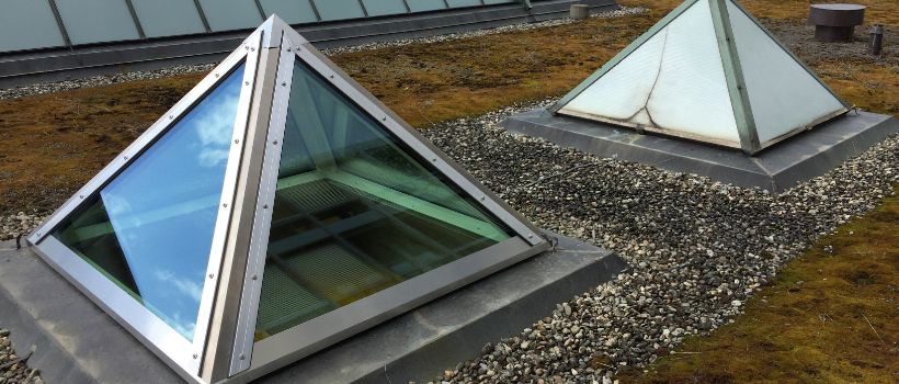 Ersatz der alten Pyramiden mit neuen Lichtband-Pyramiden 