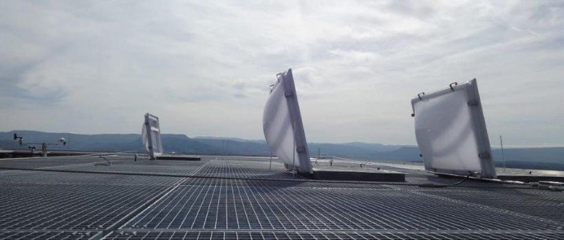 Sept coupoles avec grilles anti-chutes à 178 m de hauteur sur la Tour Roche (Roche Tower) à Bâle. <br/>