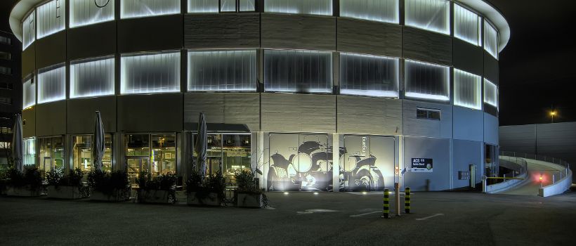 Vue de nuit du vitrage mural