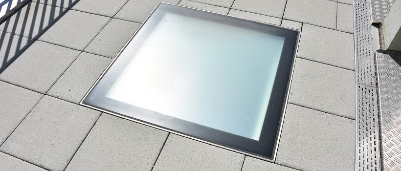 Begehbarer Glasboden umrandet mit Terassenboden aus Stein