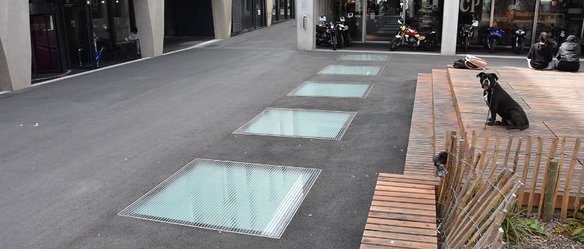 Begehbarer Glasboden mit Antirutschbeschichtung