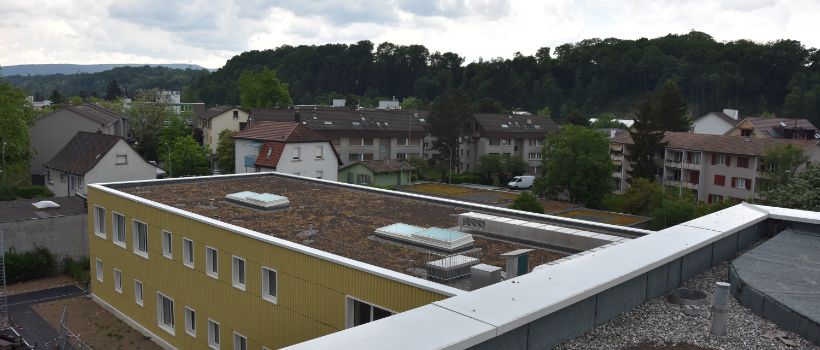 Der Neubau ebenfalls mit Flachdachfenstern ohne Storen