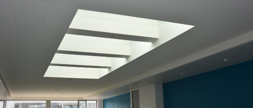 Beaucoup de lumière pénètre dans le bâtiment d'en haut et illumine la pièce