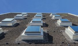 33 Flachdachfenster mit Öffner & Beschattungsmarkisen